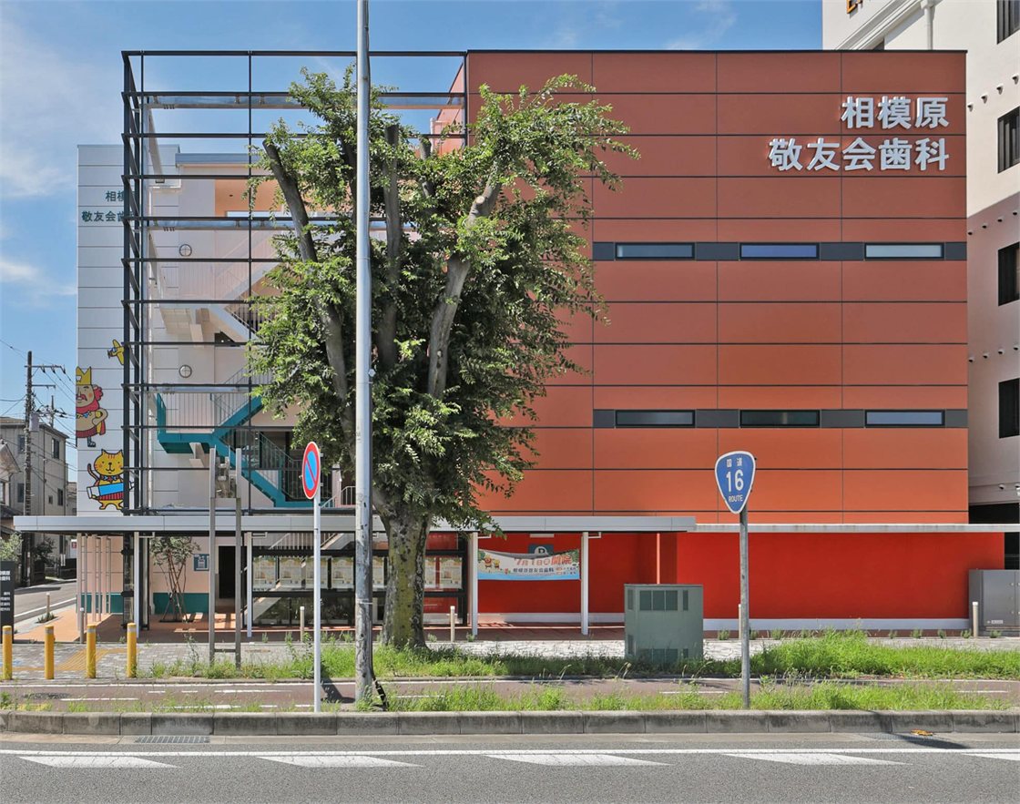 相模原敬友会歯科の外観。国道16号線沿いの4階建ての建物